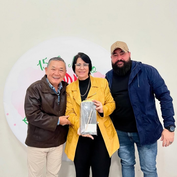 Prefeito Doutor Sato homenageia assistentes sociais de Jandira