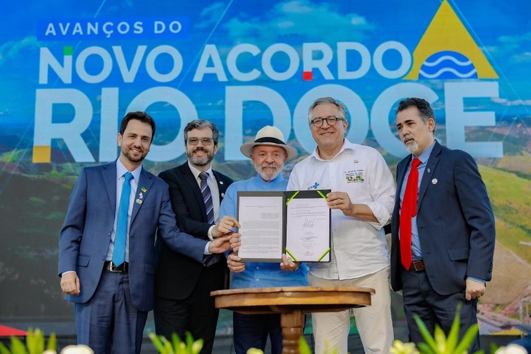 "Trouxemos a responsabilidade para as costas do governo", diz Lula sobre reparação em Mariana