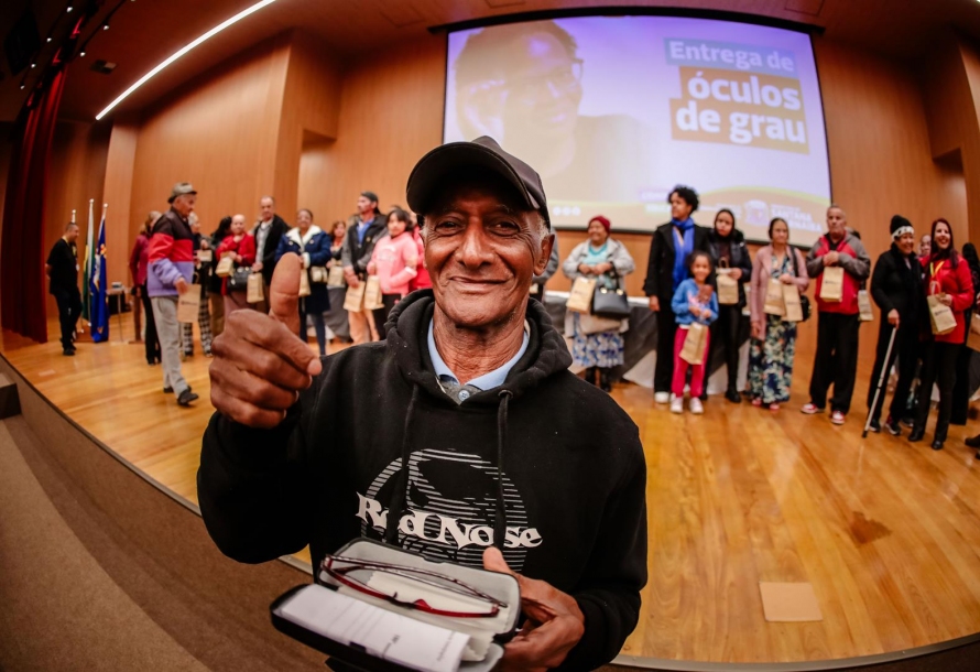 Santana de Parnaíba entrega mais 182 óculos de grau a munícipes atendidos pelos CRAS