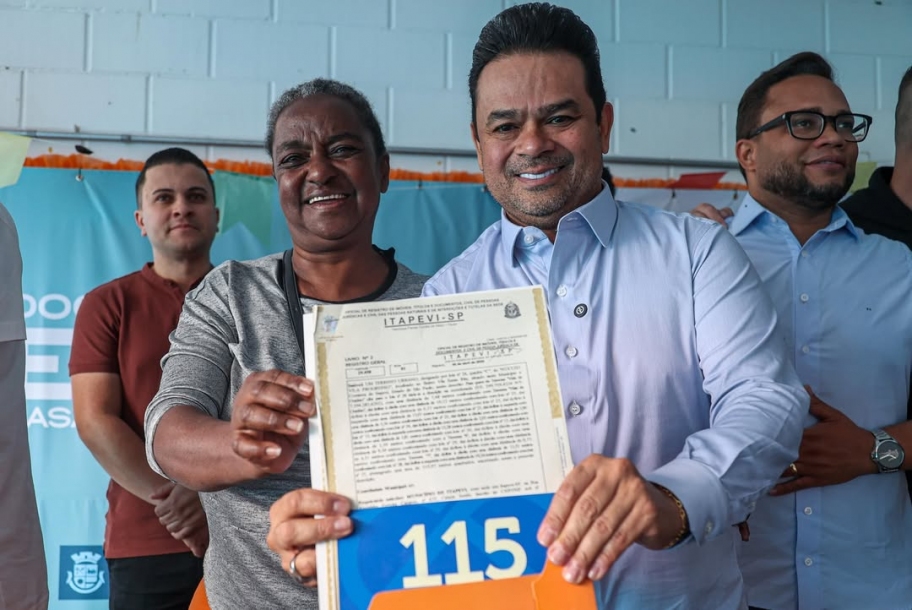 Prefeito Teco Godoy entrega mais de 200 títulos de propriedade em Itapevi 