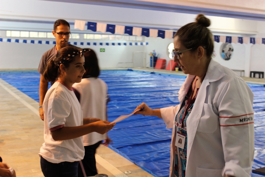 Educação e Saúde trabalham juntos com alunos de natação