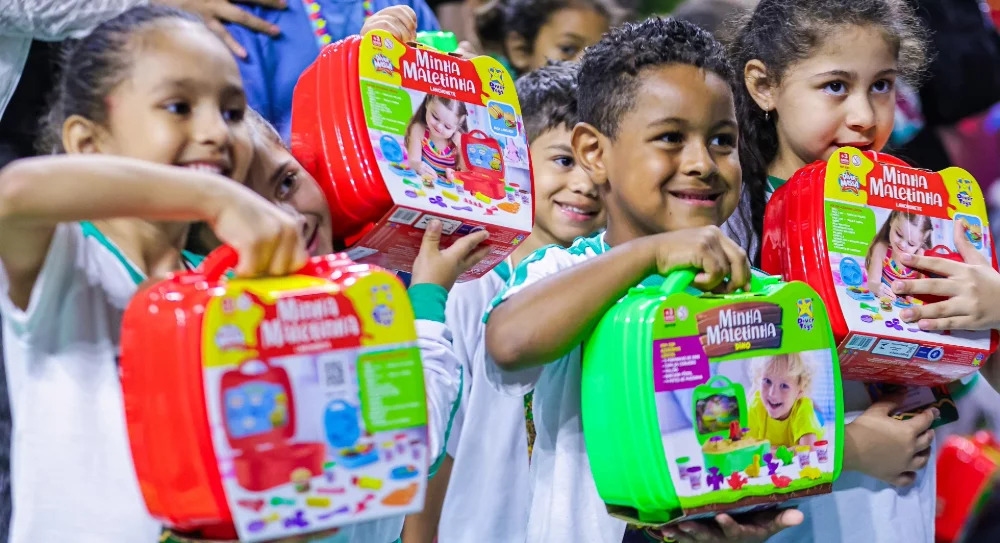 Natal Mágico 2025 entrega brinquedos para alunos da rede municipal