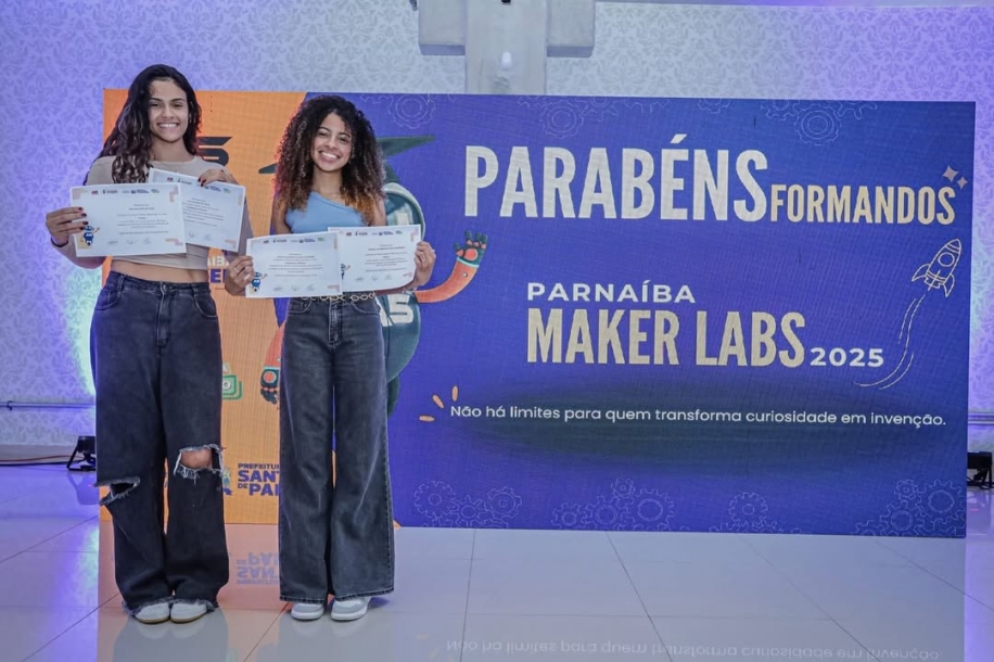 Elvis Cezar entrega certificados a mais de 400 formandos do Parnaíba Maker Labs