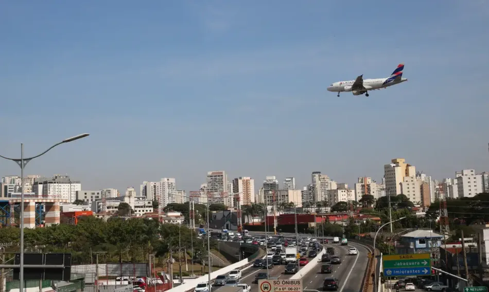 Empresas aéreas terão linha de crédito para enfrentar alta de custos
