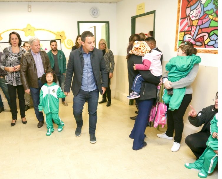 Rogério Lins inicia entrega de uniforme escolar de inverno