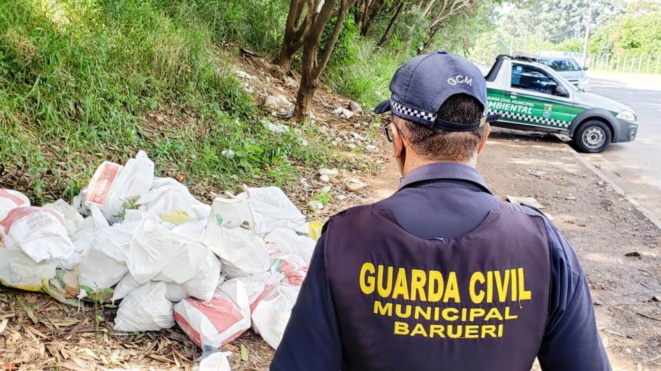 Videomonitoramento da Guarda flagra despejo ilegal de entulho