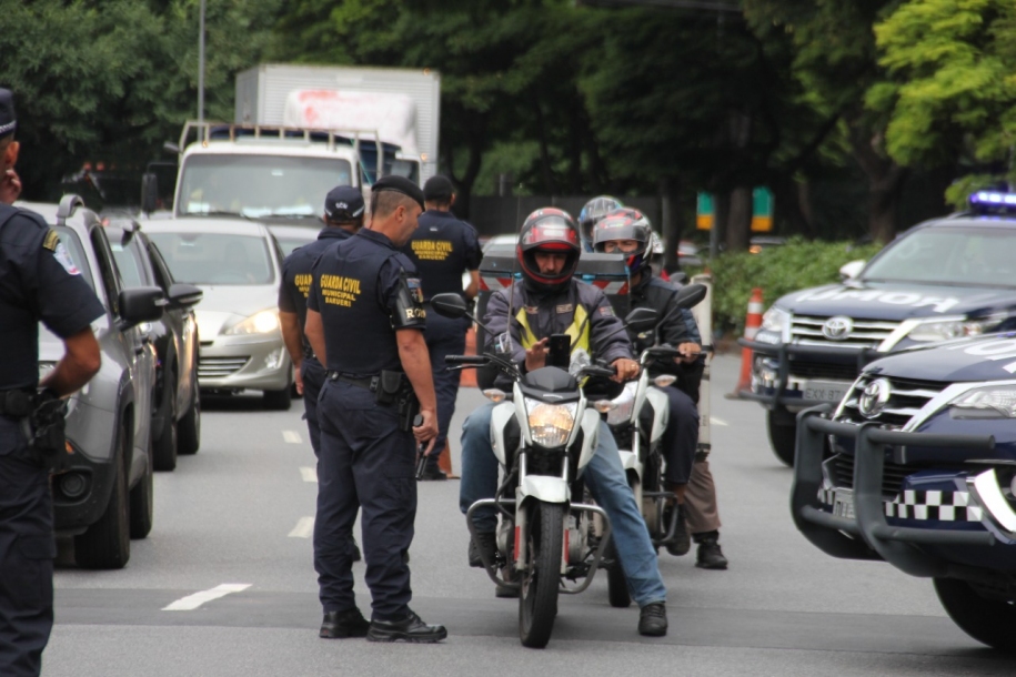 Operação da GCM com a PM aborda possíveis falsos motociclistas 