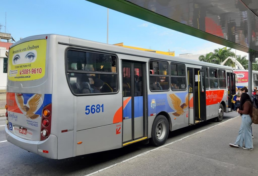 Ônibus passam a circular com desembarque pela porta traseira