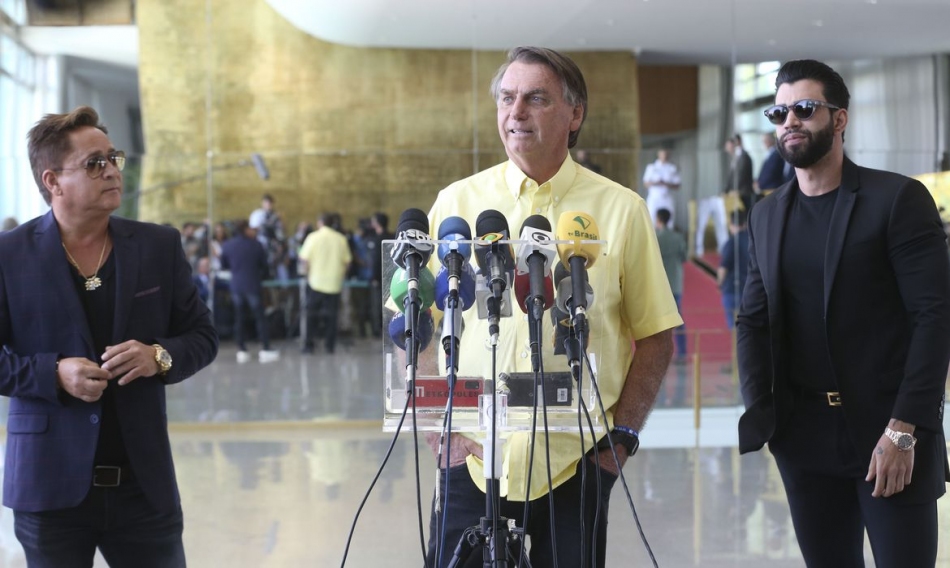 Bolsonaro recebe apoio de cantores sertanejos no segundo turno