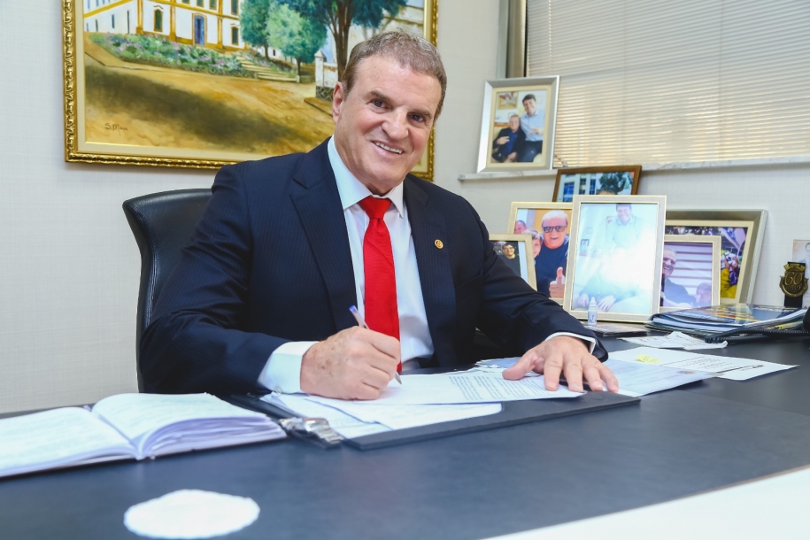Lei do deputado estadual Cezar visa proteger crianças da miopia 