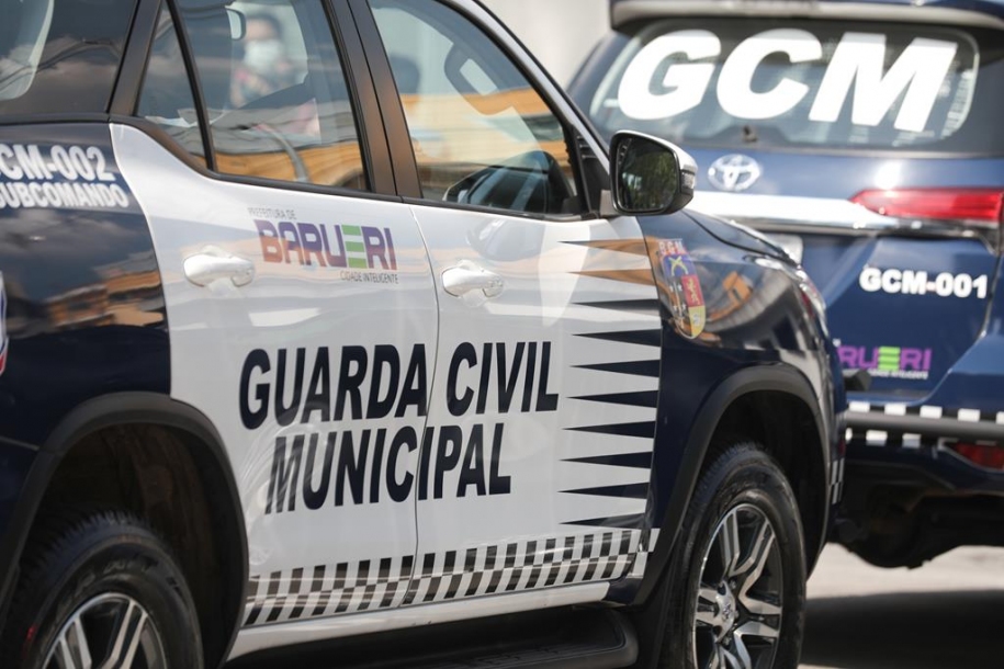 GCM de Barueri prende suspeito de matar cachorro na Vila São Luiz