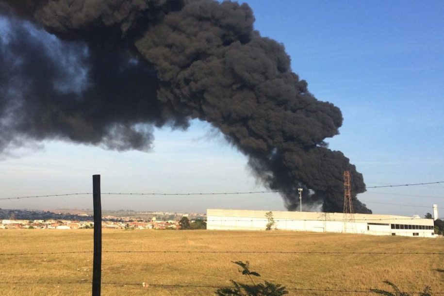 Grande incêndio atinge empresa no interior de São Paulo