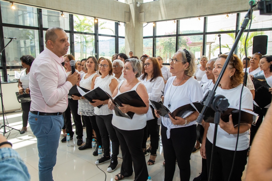 Prefeito Marcos Tonho prestigia apresentação especial de Natal do Coral do CCI