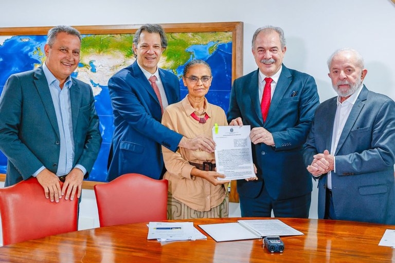 Lula assina contrato para execução de R$ 10,4 bilhões pelo Fundo Clima