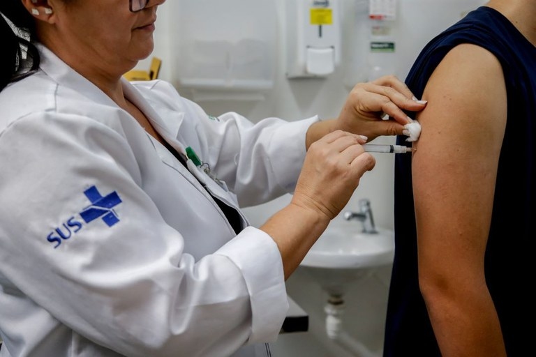 Governo orienta ampliar público da vacina contra dengue em municípios