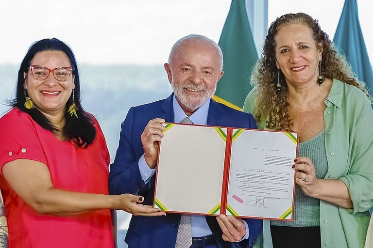 Leis sancionadas por Lula avançam na proteção das mulheres contra agressões físicas